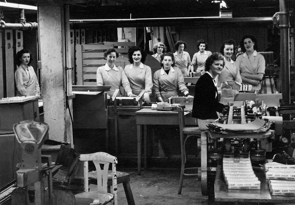 Women workers in cube department; Reference code: AM1592-1-S2-F01 : 2011-092.0467.