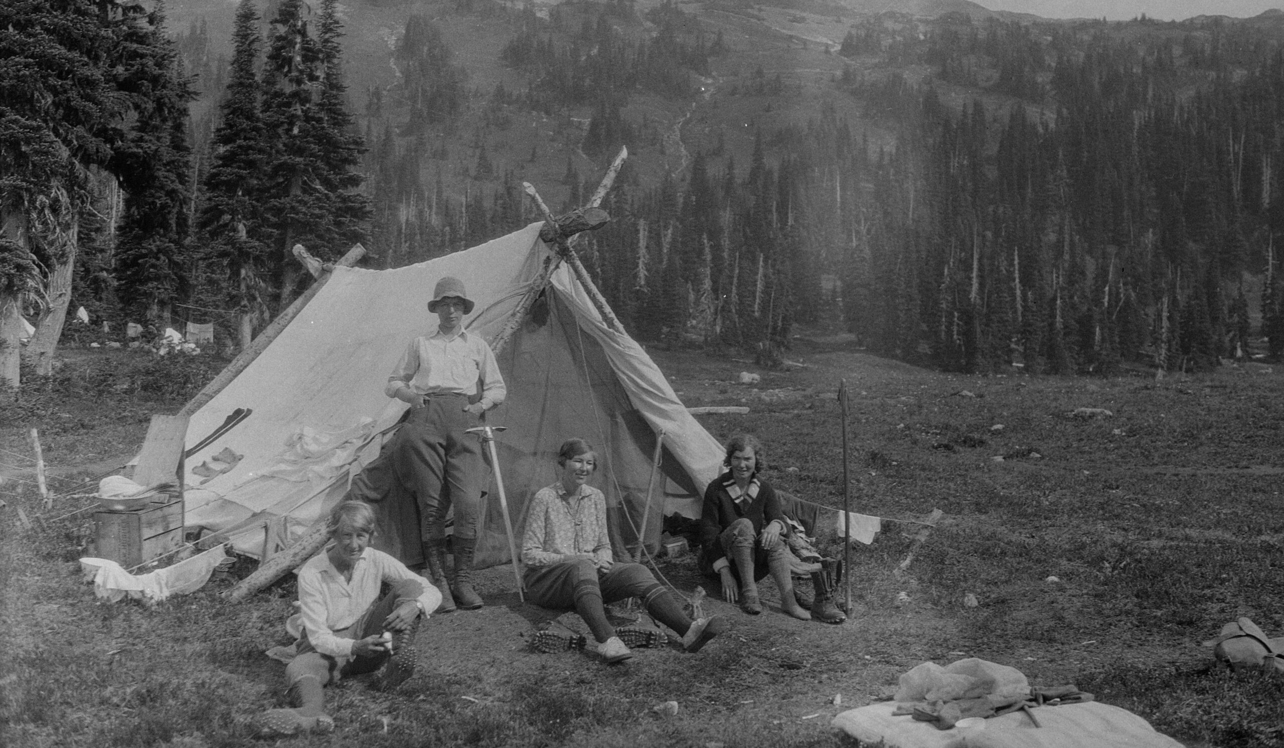 Group of women in front of a tent at the Garibaldi camp, between 1927 and 1931.Reference code: AM484-S10-: 2005-040.522