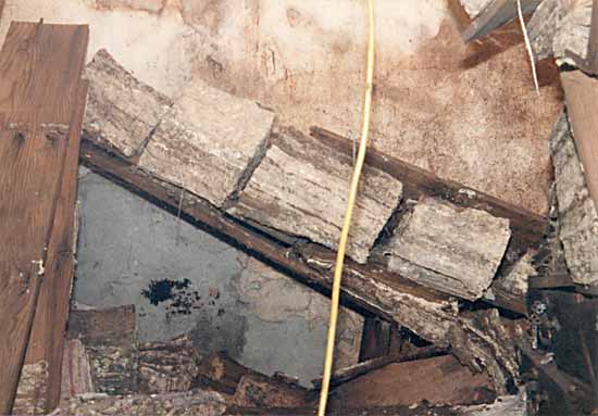 Rotted wooden shelf and moldy ledger books, walk-in safe, 1989. Staff photograph. 大型保險庫內,已腐爛的木書架及已發霉的帳簿,攝於1989年。