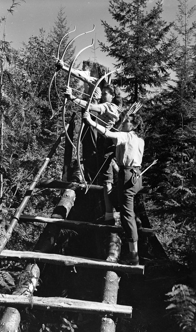 Women from archery club posing with their bows, between 1940-1959. Reference code: AM1376-F20-: 2016-047.20