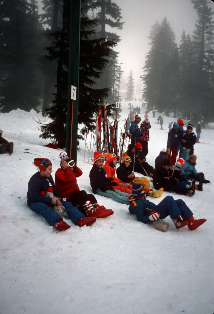 Young skiers sitting in the snow, ca. 1985. Reference code: VPK-S625-2---: CVA 392-1800.328