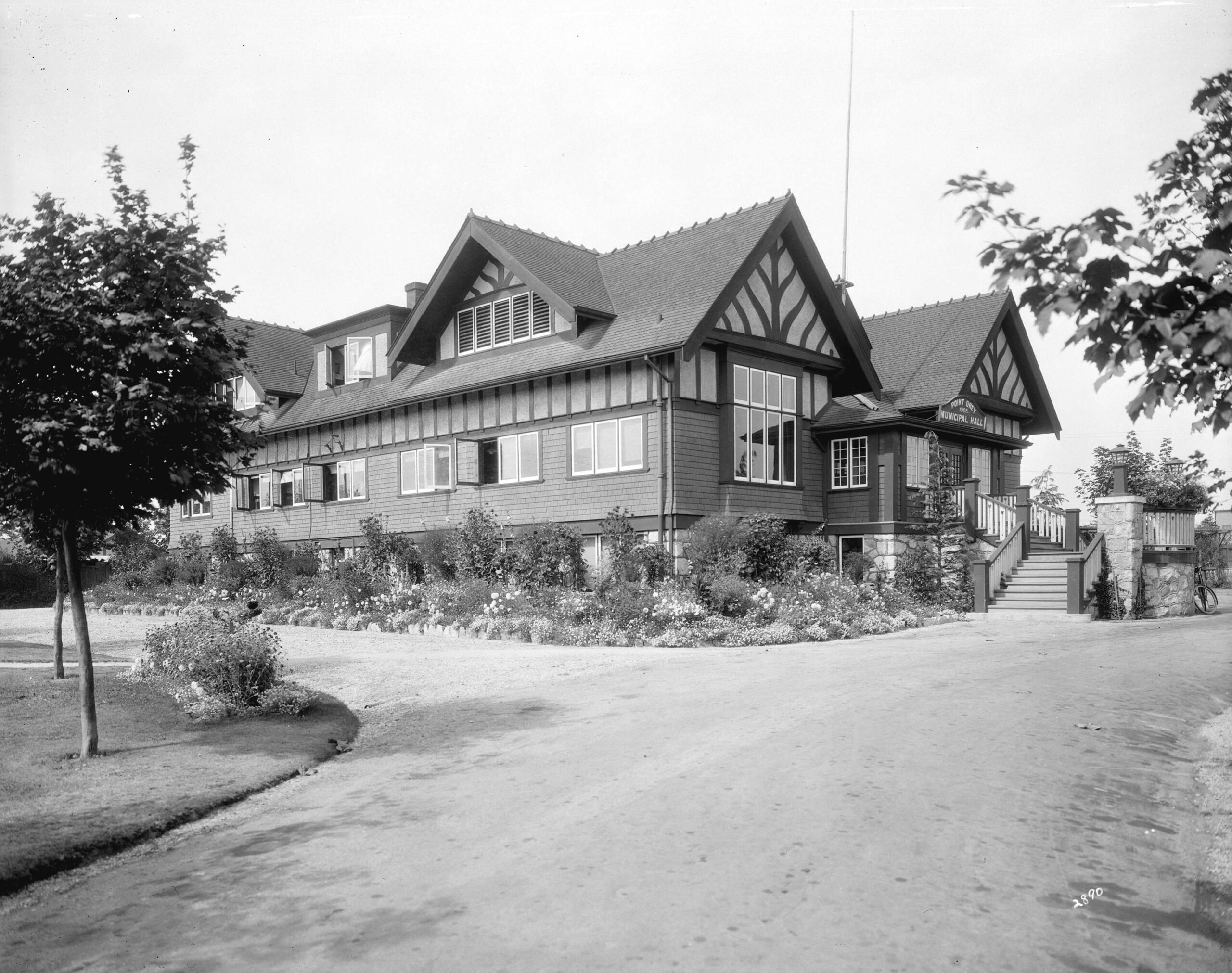Point Grey Municipal Hall on West Boulevard between 42nd and 43rd Avenues, 1924. Reference code: AM54-S4-: Bu N301