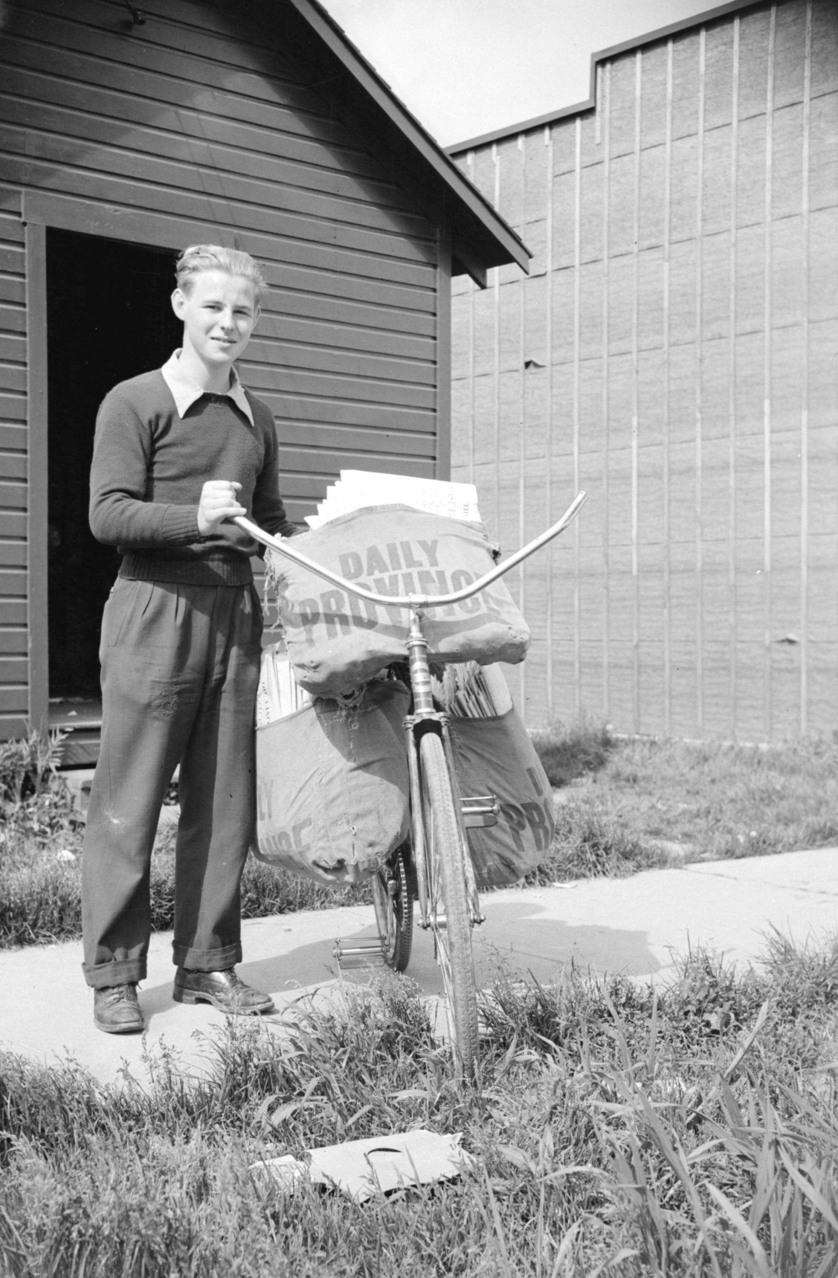 Newspaper delivery boy. Reference code: AM1184-S3-: CVA 1184-862