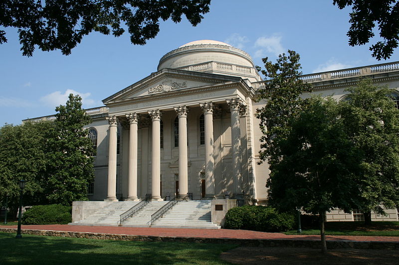 UNC Chapel Hill, Louis Round Wilson Library, which houses the university’s archives and special collections. Source: Ildar Sagadejev, CC-BY-SA 4.0, Wikimedia Commons