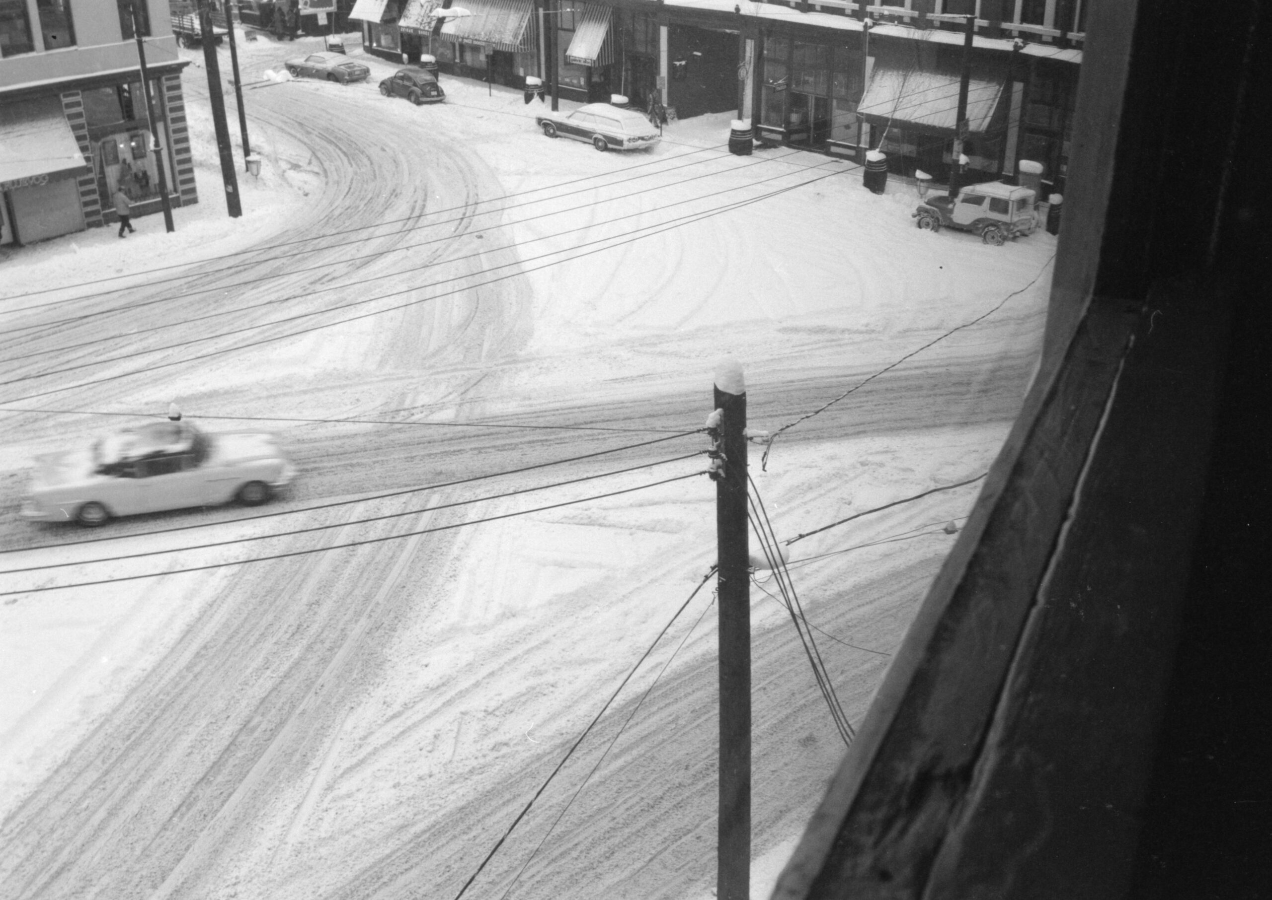 Snow on Gastown streets, 1 of 16. Reference code: COV-S644-: CVA 1095-09235