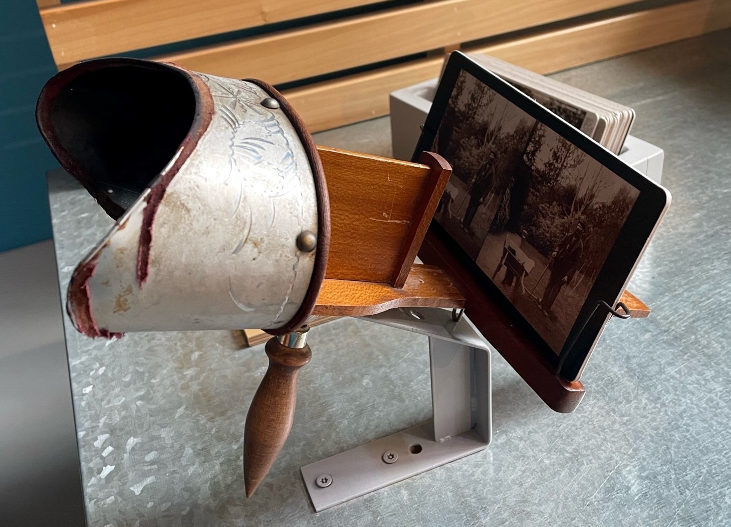 Stereoscope and stereo cards on display at London’s Garden Museum. Photo: Bronwyn Smyth